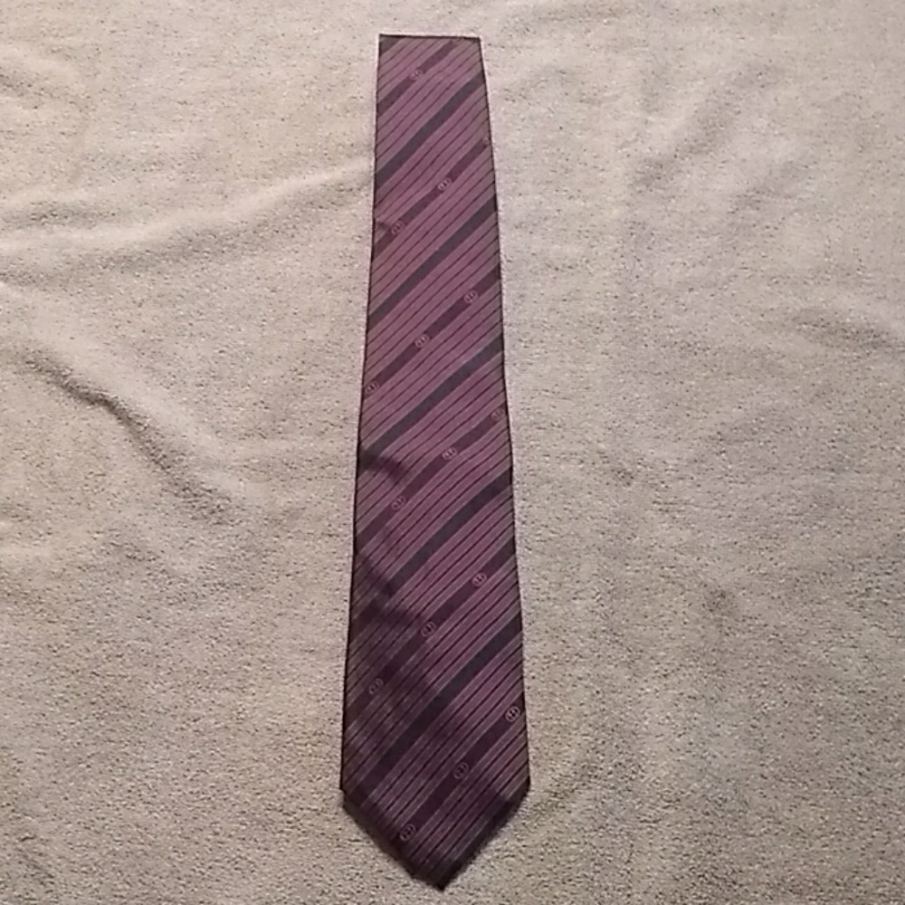 Herring bone red tie Gucci, made in Italy.